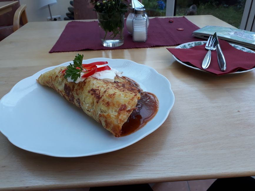 Abendessen in der Pension: selbstgemachtes polnisches Gulasch in Reiberdatschihülle.