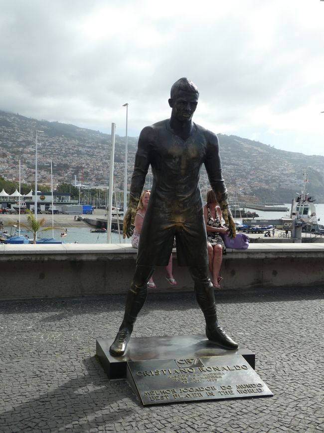 Statue of Cristiano Ronaldo in front of CR7