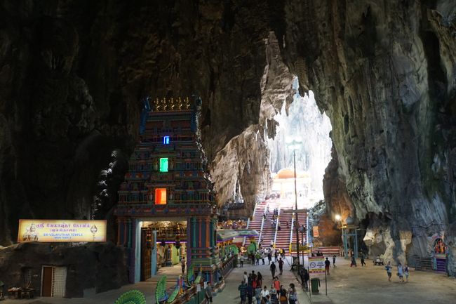 Batu Caves von innen, mit Tempeln