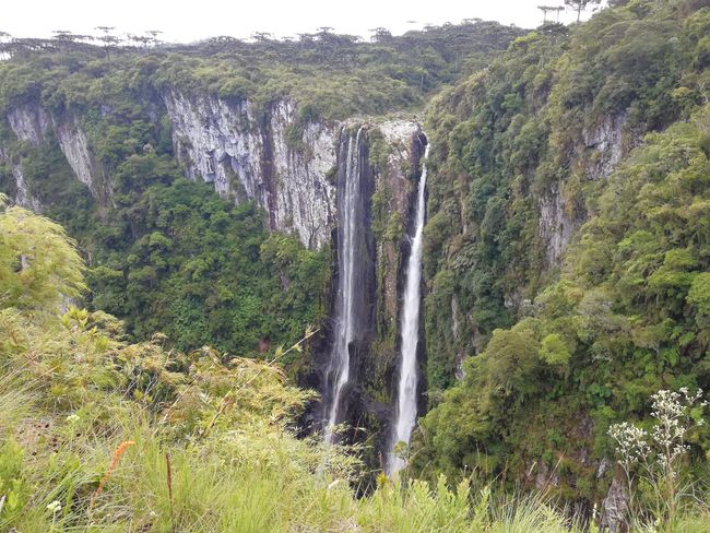 Cânion Itaimbezinho (5,8 km lange und 600 m tiefe Schlucht mit vielen Wasserfällen)