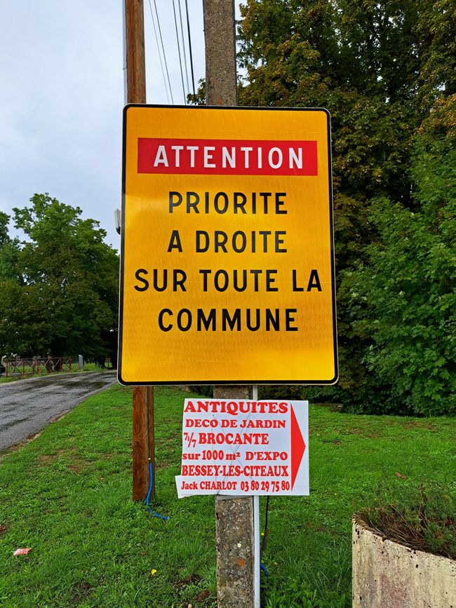 Rechts vor links - in jedem französischen Ort anders kommuniziert...