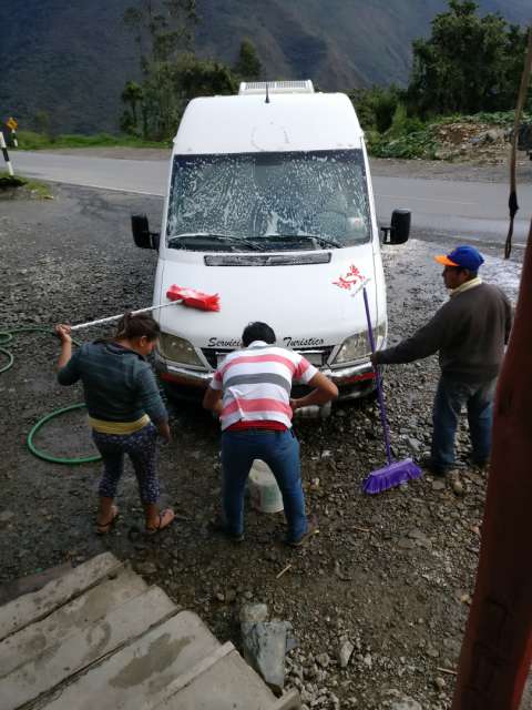 Car Wash in Peru - 3 Man Operation