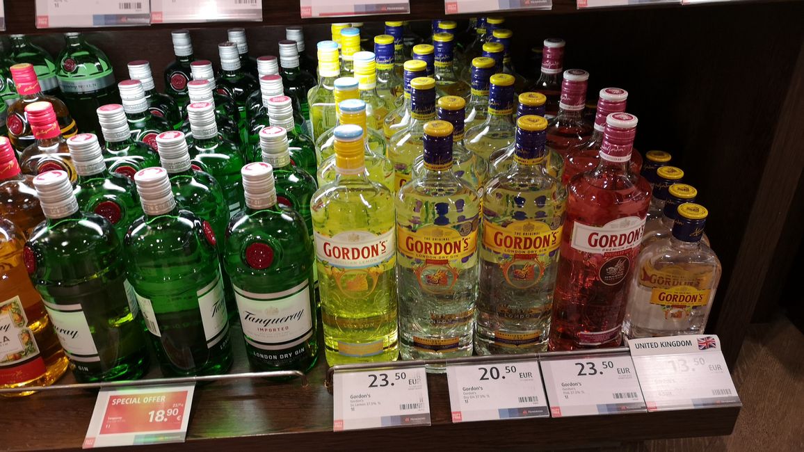 En la tienda libre de impuestos en Frankfurt había una gran selección de ginebra, pero no había Almdudler #principiante