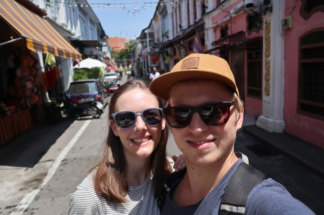 Vanessa und Martin in einer kleinen Seitenstraße von Phukets Altstadt.