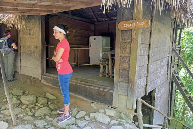 …während Yumi (mit Rebellen-Stirnband) die ehemalige Chef-Hütte von Fidel bestaunt (mit dieselbetriebenem Kühlschrank).
