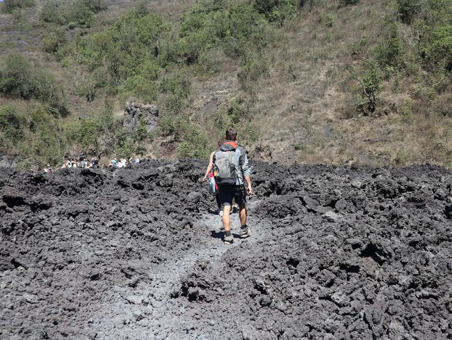 Memanggang marshmallow di gunung berapi aktif :O (Hari ke 190 tur dunia)