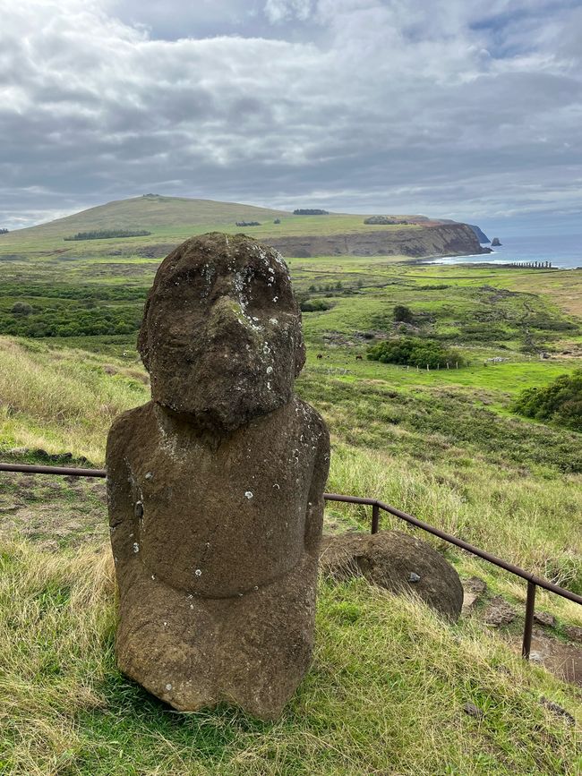 Der einzige Moai mit Beinen und einem Po