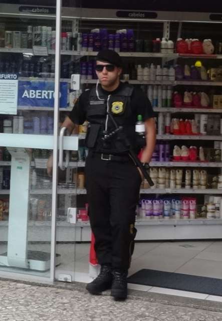 Polizist, der die Apotheke bewacht
