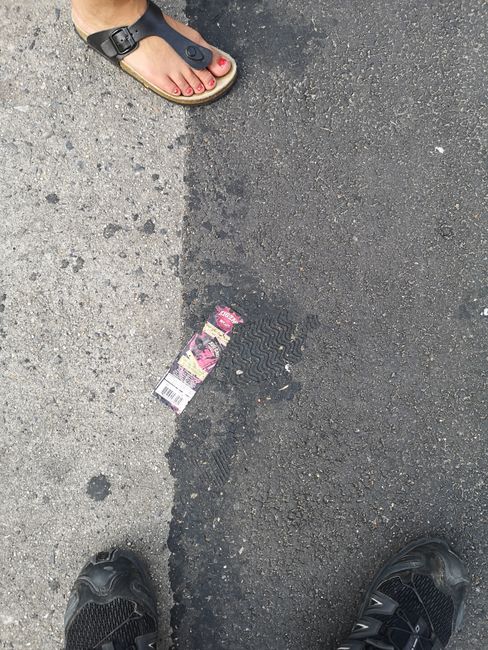 Der asphalt ist schon geschmolzen und unsere Schuhe sind kleben geblieben. 😂