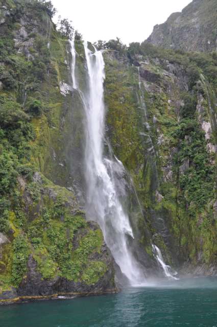 Milford Sound einer der vielen Wasserfälle