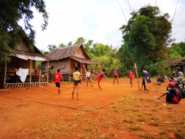Das wird in jedem Dorf gespielt. Der Bambusball wird mit Kopf oder Fuß über das Netz gespielt
