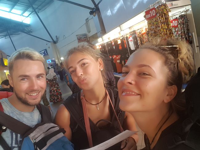 07.12.2018: Farewell to Jana and Lisa at the bus station. They were heading to Singapore. For me, it was back to Kuala Lumpur. After a journey of more than four hours instead of just two, I finally arrived in Kuala Lumpur. The rain had also subsided.