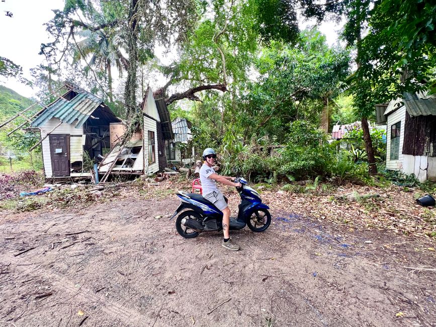 Tag 339 - Exploring Koh Chang by scooter including flat tire & rain