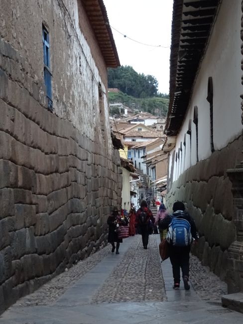 Die zwei Mauern Cuscos. Unten Inka, oben Spanier. 