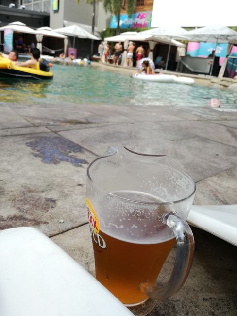 Bier am Pool