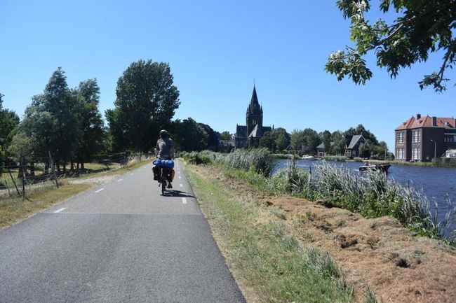 Holland: durch die Ortschaft Gouda, und an vielen Windmühlen vorbei