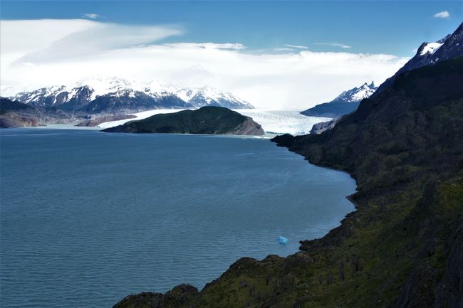 Lago Grey with glacier