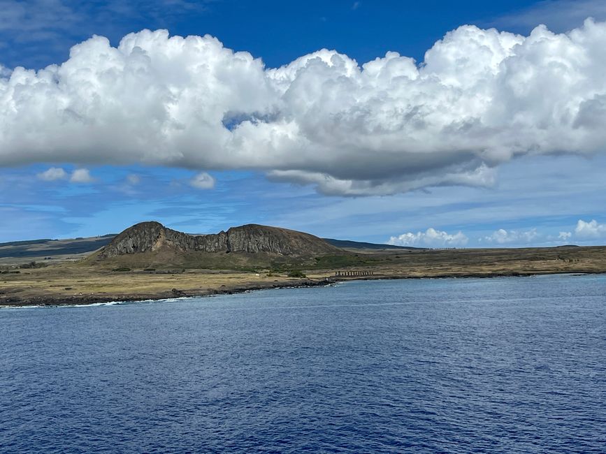 Vulkankegel Rano Raraku und Kultstätte Ahu Tongariki