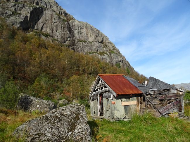 The cabin, in the background Heleberget