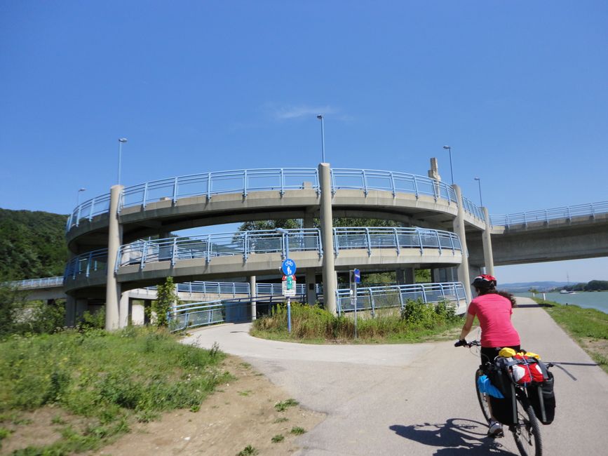Eine Fahrradweg-Kreisel-Brücke