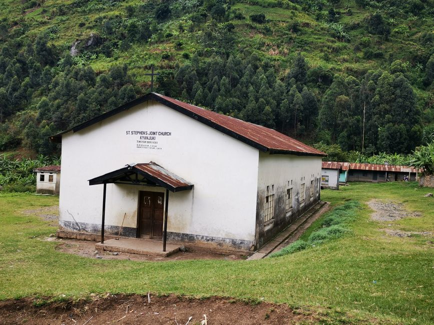 Dagur 3, 22. apríl 2021: Kyanjuki og Kilembe í Kasese hverfi - heimsækja Divine Mercy Primary School og YVCO Bulembia Child Development Centre