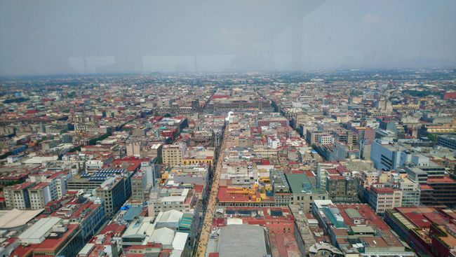 Die Sicht vom 'Torre Latinoamerica'. So weit das Auge reicht nur Stadt, Stadt, Stadt. Und jede Menge Smog. 