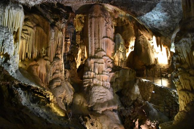 Tropfsteine in der Grotte von Postonja 