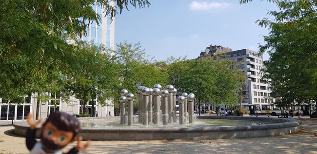 Beginning of Boulevard Roi Albert with fountain