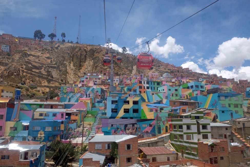 In La Paz sind nicht nur die Seilbahnen bunt, auch die ansonsten tristen Backstein-Häuser bringen Farbe in die Stadt.