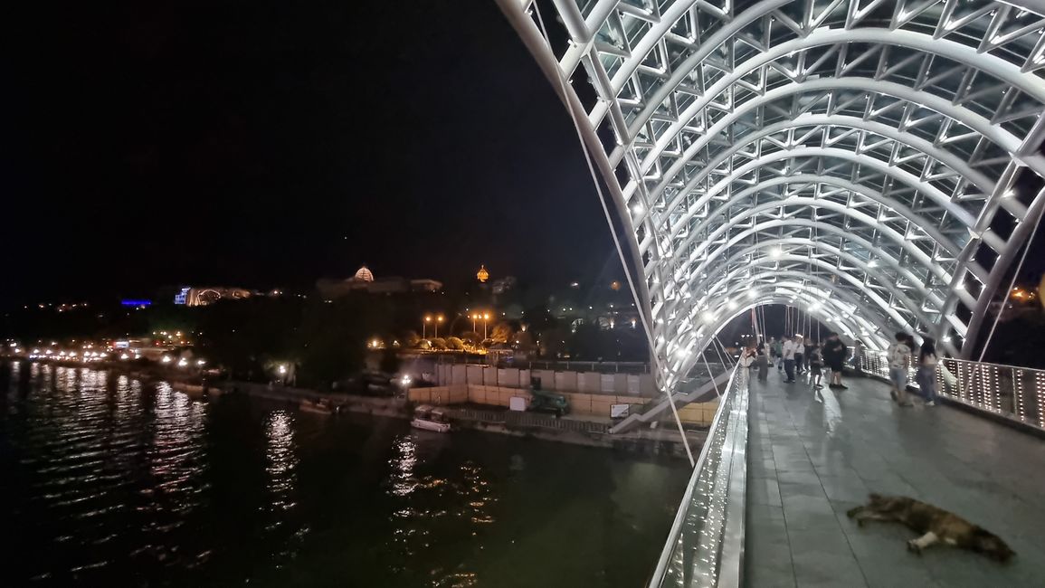 Friedensbrücke bei Nacht