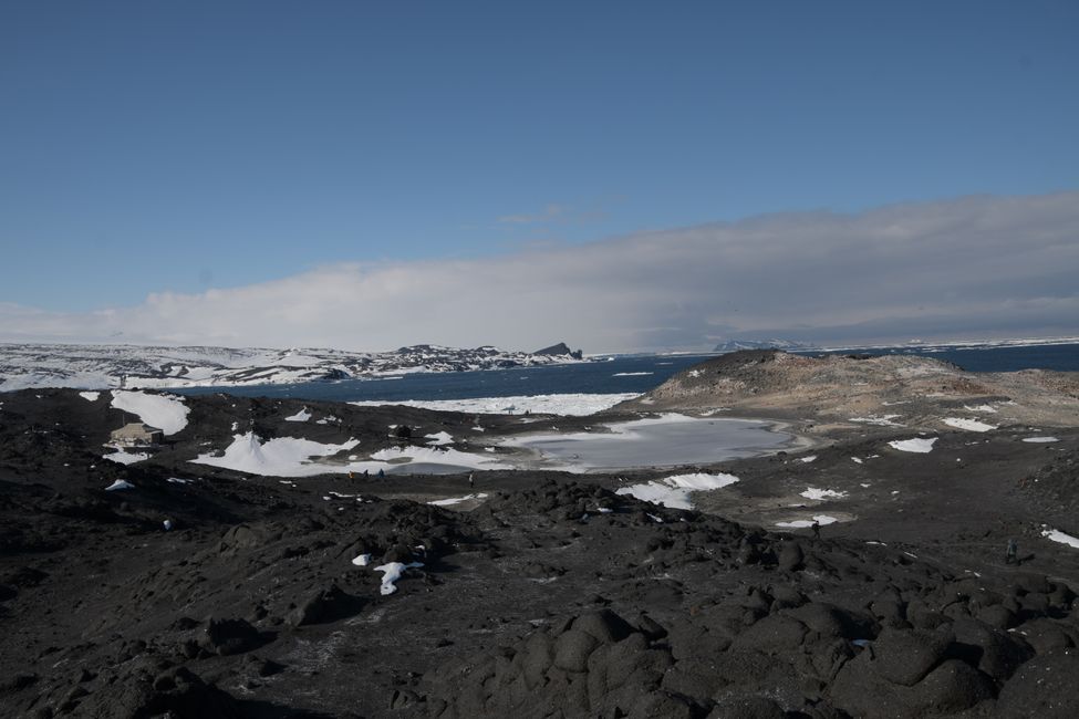 Cape Royds (Shackletons Hütte links, Adelie-Pinguin-Kolonie rechts)