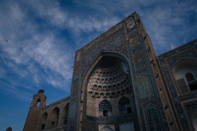 Eingangsportal der Abdul Aziz Khan Medressa in Bukhara.