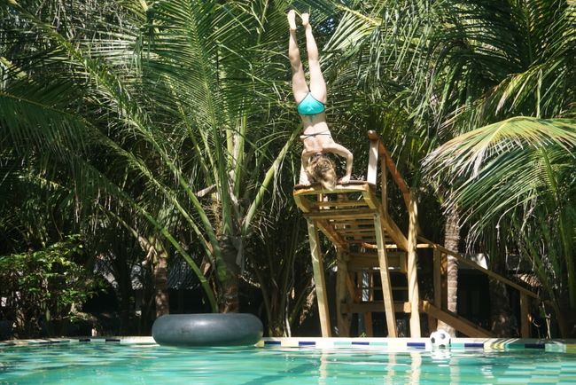 Handstand am Pool