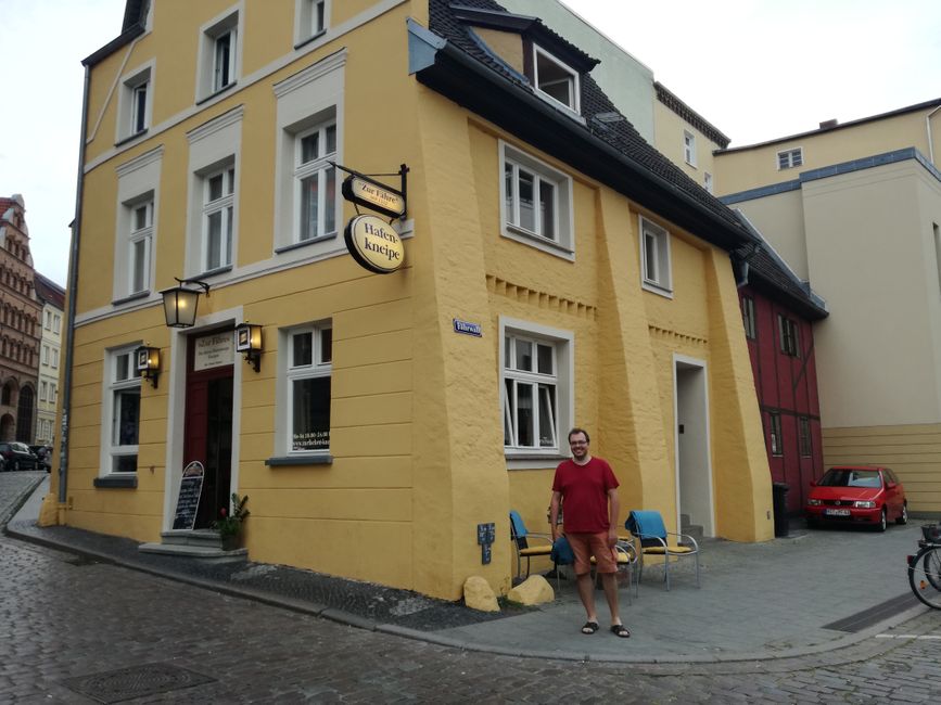 Alte Hafenkneipe mit Seebär