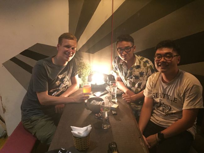 Besuch einer Bar mit Hoàng und Nam