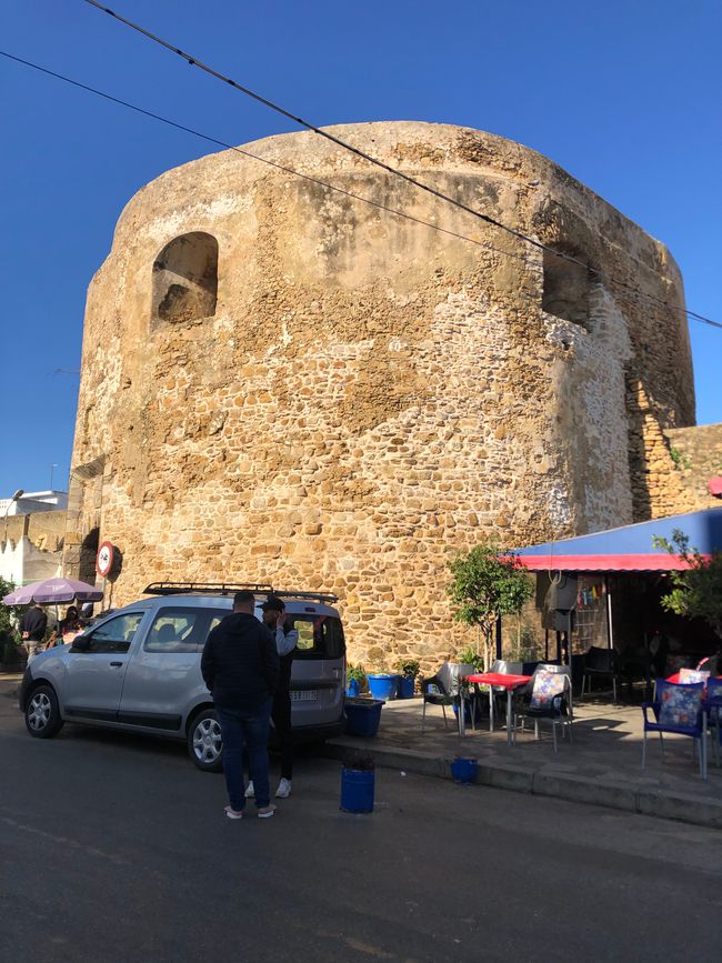 Ein Befestigungsturm der Stadtmauer von Asilah.