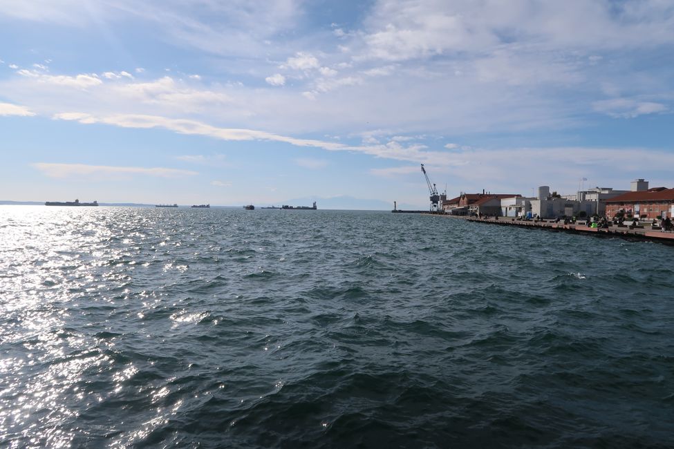 Hafen von Thessaloniki mit Olymp im Hintergrund