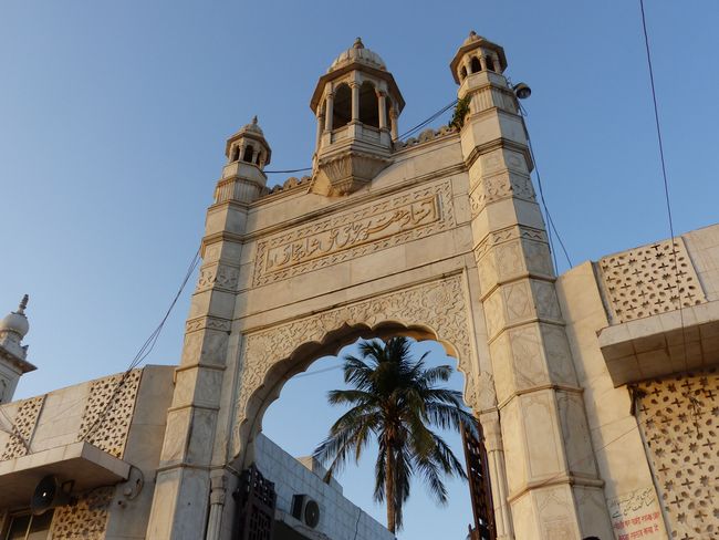 À la porte du mausolée 