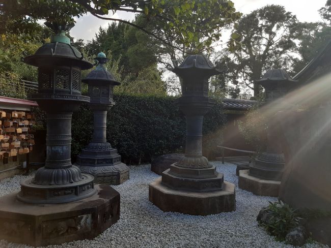 lanterns in front of the Tōshō-gū Shrine