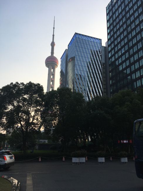 Der Fernsehturm von Shanghai direkt nebenan.