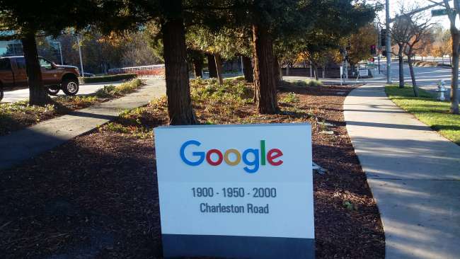 Besøg Googles hovedkvarter i Mountainview / Californien. Smukke, farverige Google-cykler (G-Bikes) stilles til rådighed for besøgende for at udforske den store grund. Det kalder jeg service! 👍