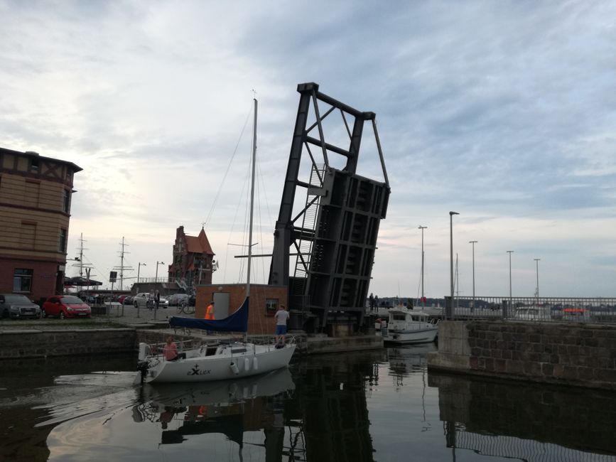 Klappbrücke macht Platz