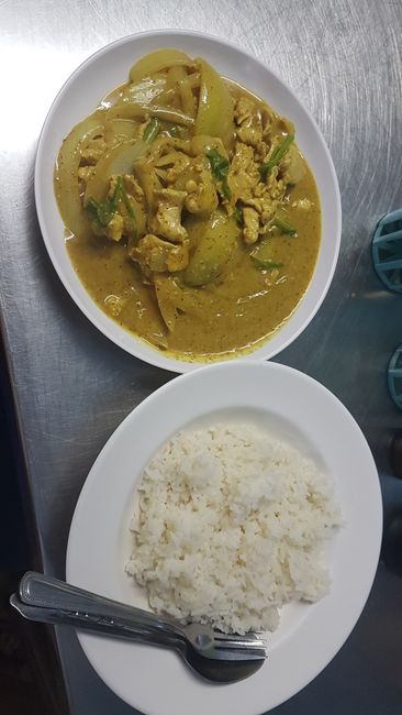 Zum Mittagessen gab es gelbes Curry mit Reis. Hat ausgezeichnet geschmeckt :). 