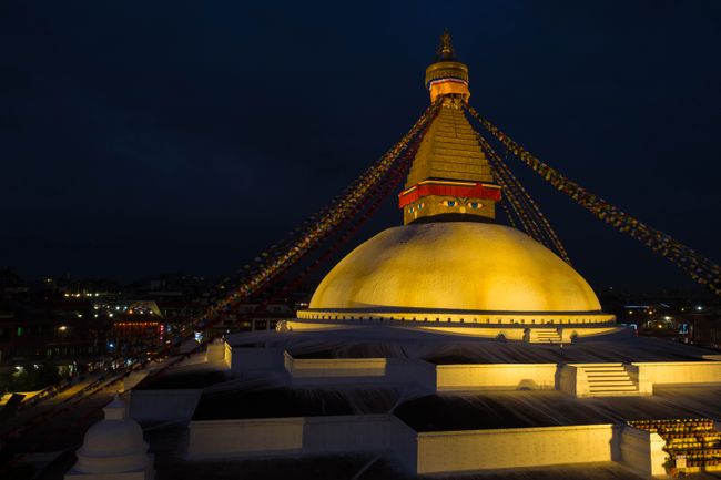 Der Stupa liegt an der alten Handelsroute zwischen dem Kathmandu-Tal und Tibet. Heute bildet er das Zentrum des tibetisch geprägten Stadtteils.