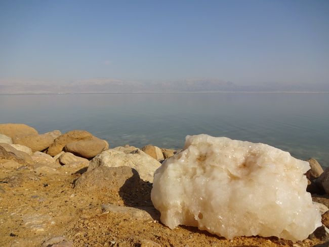 Am Toten Meer finden sich überall Salzbrocken und der Meeresgrund ist eine harte Salzschicht