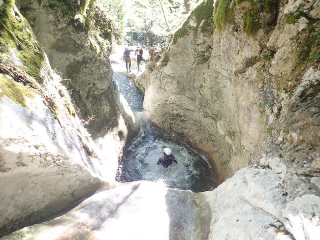 Triglav Nationalpark: der erste Sprung ins kalte Wasser beim Canyoning