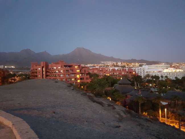 Abendstimmung und Blick auf die Nachbarinsel La Gomera