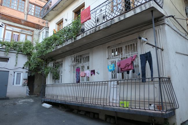 À qui appartiennent ces vêtements accrochés là ?