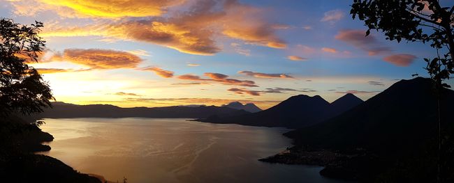 Sonnenaufgang über dem Lago Atitlán