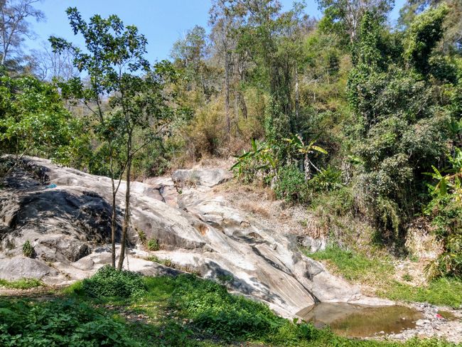 Mo Paeng Wasserfall in der Trockenzeit